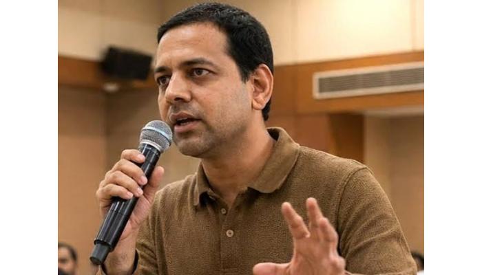 मुद्द्याची लढाई मुद्द्याने लढा&rsquo;; मी कोण आहे, यापेक्षा माझ्या प्रश्नांना तार्किक उत्तरे द्या - विद्यानंद बापट यांचे आव्हान