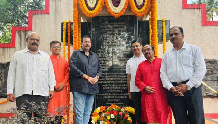 १८५७ च्या स्वातंत्र्यलढ्याचा इतिहास नव्या पिढीपर्यंत पोहोचविण्याची गरज : पांडुरंग बलकवडे. फाशीचा वड येथे अभिवादन. कार्यक्रमास खासदार उदयनराजे भोसले यांची उपस्थिती