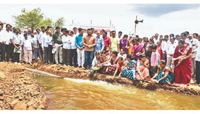 पाणी आणण्याचा शब्द पूर्ण करु शकलो आता जिहे-कठापूर आठमाही करण्याचे मिशन सुरु : ना. जयकुमार गोरे, मुळीकवस्ती येथे जिहे-कठापूर योजनेचे पाणीपूजन