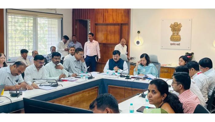 विशेष सखोल पुनरीक्षण मोहिमेत सर्व प्रक्रिया कालबद्ध व पारदर्शकपणे पूर्ण करा - विभागीय आयुक्त शितल तेली-उगले, जिल्हाधिकारी कार्यालयात बैठक