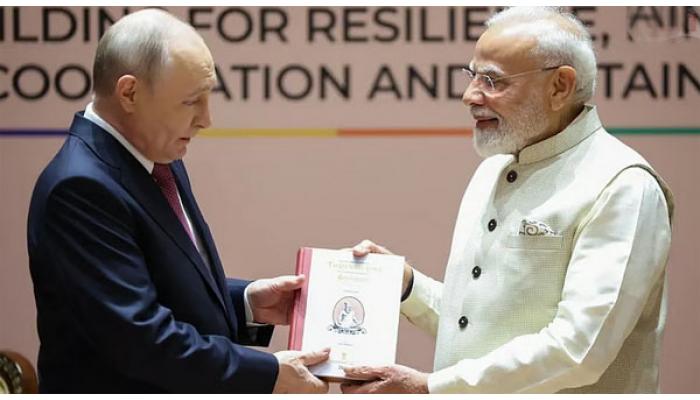 पंतप्रधान नरेंद्र मोदी यांच्याकडून पुतिन यांना तमिळ साहित्यातील जगप्रसिद्ध अभिजात ग्रंथ 'तिरुक्कुरल'चा रशियन अनुवाद सप्रेम भेट