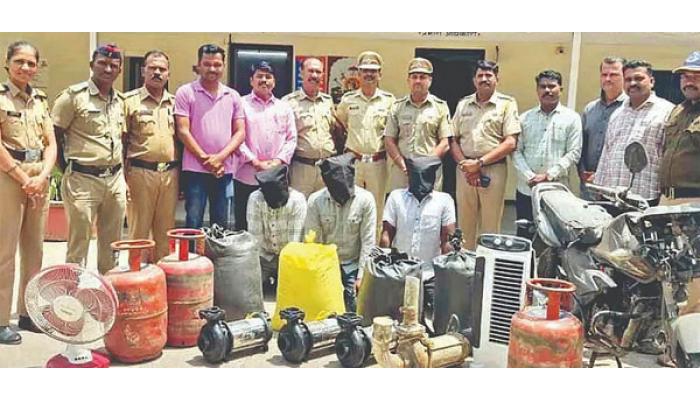 मार्डी व आंधळी परिसरात विहिरीवरील मोटारींसह घरफोडी करणाऱ्या तिघांना अटक; दहिवडी पोलिसांची कारवाई