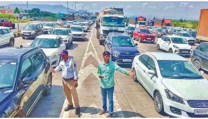 महामार्गावर पारगाव-खंडाळा व आनेवाडी टोल नाक्यांवर वाहतूक कोंडी; शनिवारी महामार्गावर प्रचंड ताण, ५ किलोमीटरपर्यंत वाहनांच्या रांगा