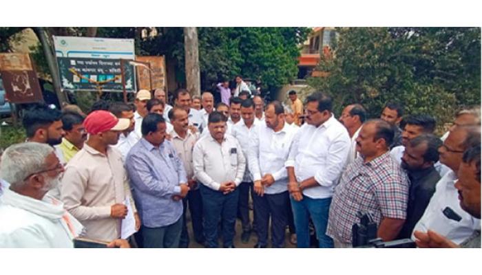 वडूज येथे महावितरण कार्यालयाच्या दारात स्वाभिमानी शेतकरी संघटनेचे बोंबाबोंब आंदोलन,कार्यकारी अभियंता भीमराव म्हस्के यांना रस्त्यावरच घेराव