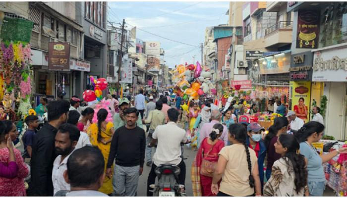 श्री गणरायाच्या स्वागतासाठी शाहूनगरी सज्ज; ढोल-ताशांचा गजर, रोषणाईने उजळले शहर; मोती चौक ते देवी चौक परिसरात गणेशभक्तांची गर्दी
