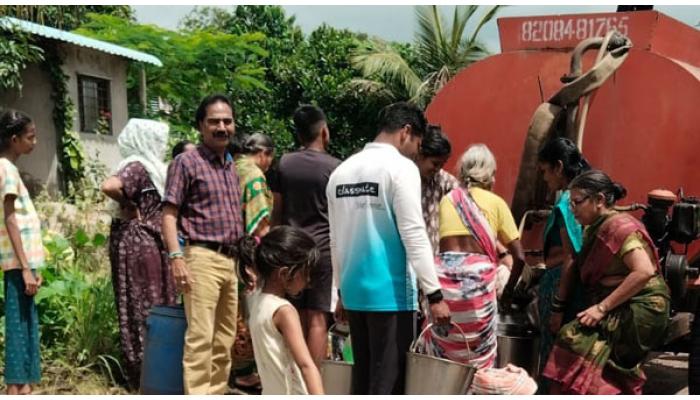आरे येथील ग्रामस्थांना टँकरने मोफत पाणी पुरवठा; लक्षहिरा फाउंडेशनच्या सामाजिक बांधिलकीचे कौतुक