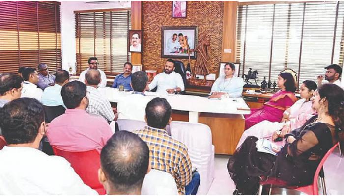 लोकप्रतिनिधी जनतेचा चेहरा आहेत, त्यांचा मान सन्मान राखा; अन्यथा इतरत्र बदल्या करून घ्या; ग्रामविकासमंत्री जयकुमार गोरे यांचे अधिकाऱ्यांना खडे बोल