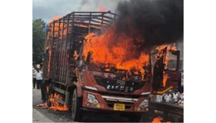उंब्रजच्या पुलावर टेंपोला आग; वाहतूक विस्कळीत, नागरिक-पोलिसांच्या तत्परतेने मोठा अनर्थ टळला