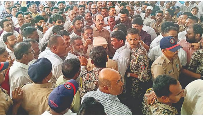 सह्याद्री सहकारी साखर कारखान्याच्या सभेत प्रचंड गदारोळ; विरोधक व सत्ताधाऱ्यांमध्ये आरोप-प्रत्यारोप, घोषणाबाजी