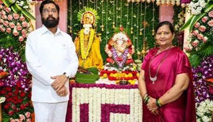 भजनाच्या कार्यक्रमात उपमुख्यमंत्री एकनाथ शिंदे मंत्रमुग्ध; निवासस्थानी गणेशोत्सवाची धामधूम; मोरयाच्या जयघोषात गौराई गणपतीचे विसर्जन