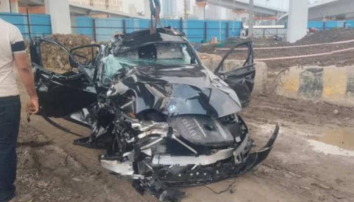 मुंबईत कोस्टल रोडवरील पुलावर भरधाव बीएमडब्ल्यू कारला भीषण अपघात; तीन तरुण जागीच ठार, एक गंभीर जखमी