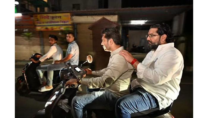 गणेश मंडळांतून शिवेंद्रसिंहराजेंचा कार्यकर्त्यांशी थेट संपर्क' शहरातील विविध भागांत दुचाकीवरून फिरत कार्यकर्ते, पदाधिकारी, नागरिकांशी संवाद