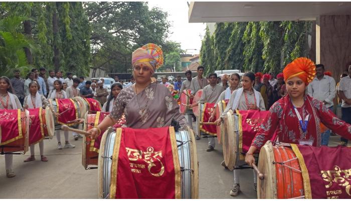 सातारा जिल्हा परिषदेत पर्यावरणपूरक गणेशोत्सवाची सांगता; अध्यक्षा डॉ. प्रिया शिंदे यांनी वाजवला ढोल