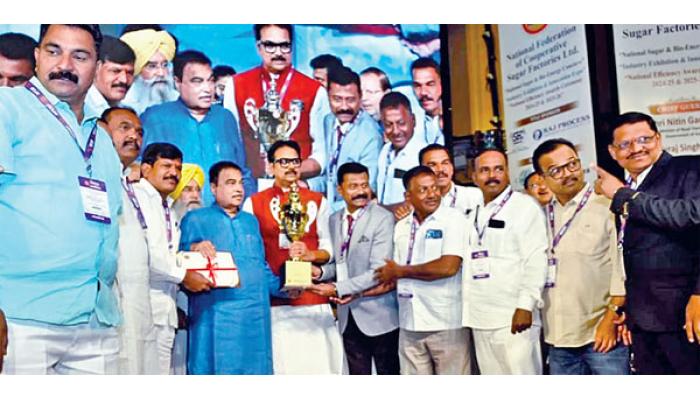 &lsquo;अजिंक्यतारा&rsquo; कारखान्याचे कामकाज दिशादर्शक : ना. नितीन गडकरी; अजिंक्यतारा कारखान्यास 'उच्च साखर उतारा' राष्ट्रीय पुरस्कार प्रदान