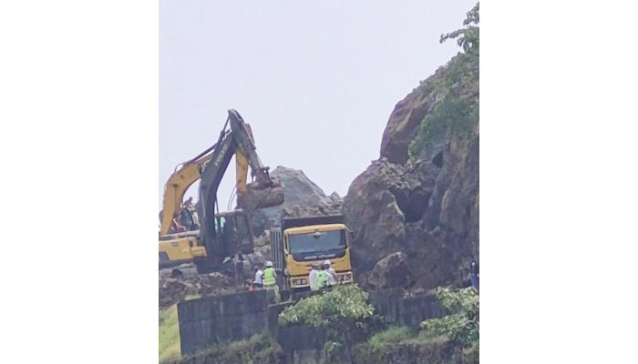 ब्लास्टिंगचा दणका अन् सज्जनगड घाट ठप्प; रुंदीकरणाच्या कामावर सुरक्षेचे प्रश्नचिन्ह; दरड कोसळल्याने शेकडो भाविक-पर्यटक अडकले
