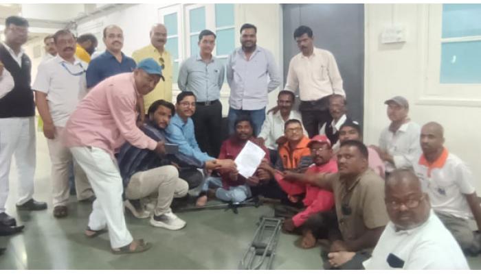 जिल्हा शल्यचिकित्सकांच्या केबिनबाहेर दिव्यांग संघटनेचा ठिय्या; महिला वैद्यकीय अधिकार्&zwj;यांकडून जाहीर माफी; लेखी आश्&zwj;वासनानंतर आंदोलन स्थगित