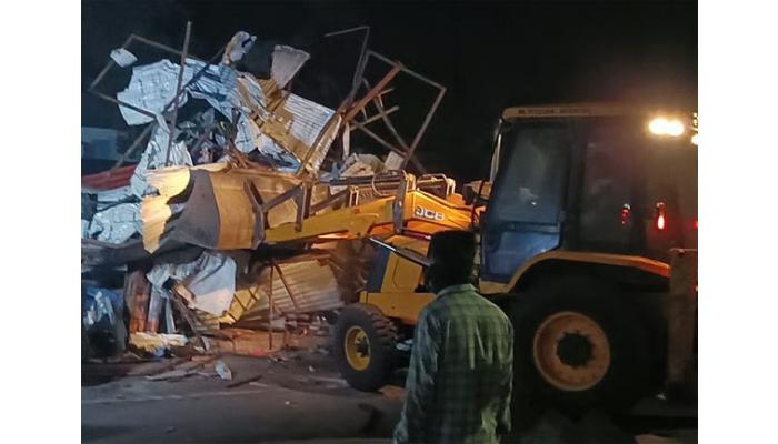 कराडमधील वारुंजी फाटा येथे अनेक वर्षांपासून असलेल्या अतिक्रमणावर धडक कारवाई; सहा व्यावसायिक खोकी जेसीबीच्या साहाय्याने जमीनदोस्त