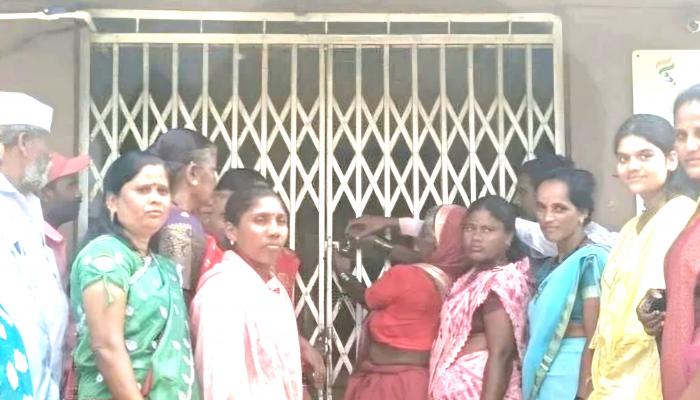 पुनर्वसनाचा प्रश्न प्रलंबित; चांदोली-सह्याद्री प्रकल्पग्रस्तांचा हेळवाक येथे 'रास्ता रोको', वन कार्यालयांना ठोकले टाळे