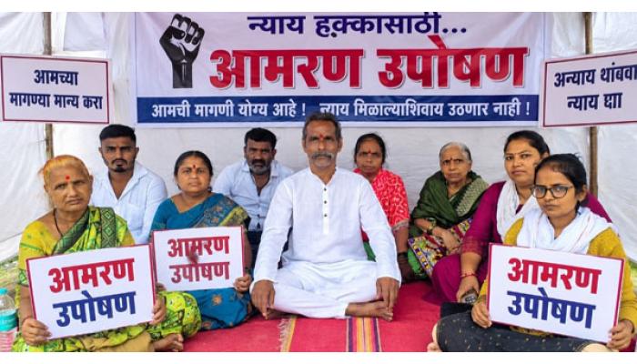 जमिनीच्या वादातून अन्याय होत असल्याचा आरोप; औंधच्या व्यक्तीचे कुटुंबासह जिल्हाधिकारी कार्यालयासमोर उपोषण