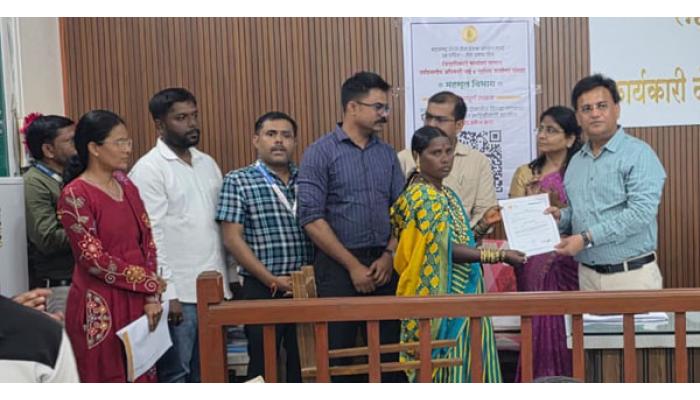 सेवा संकल्प अभियानांतर्गत खंडाळा येथे भटक्या-विमुक्त समाजातील १५ लाभार्थ्यांना जातीच्या दाखल्यांचे वाटप