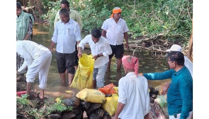 दुष्काळाविरुद्ध खटाव तालुक्यातील रेवलकरवाडीकरांचा एल्गार; १०० वनराई बंधारे बांधण्याचा संकल्प