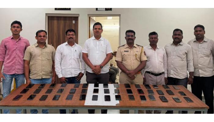 फलटण ग्रामीण पोलिसांची उल्लेखनीय कामगिरी; तब्बल 12 लाख 80 हजारांचे हरविलेले एकूण 71 मोबाईल शोधून मूळ मालकांना दिले परत