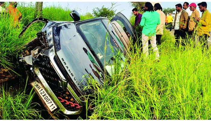 कास पठार परिसरात पर्यटकांच्या दोन कारचा वेगवेगळ्या ठिकाणी अपघात; चौघे जखमी