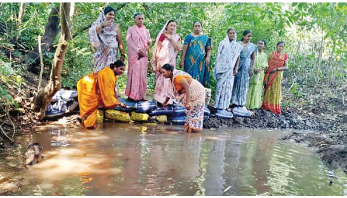 स्&zwj;त्री शक्तीच्या सहभागातून जिल्हाभर ५०० वनराई बंधारे; महिला, शेतकरी, ग्रामस्थांनी उपक्रमात सहभागी व्हावे - याशनी नागराजन