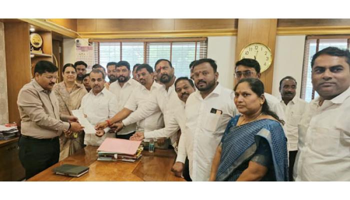 दूध उत्पादकांना दरवाढीसह तातडीच्या मदतीची राष्ट्रवादीची मागणी; दुष्काळाच्या कचाट्यात शेतकरी; चारा-पशुखाद्य महागले, उत्पादन खर्च वाढला