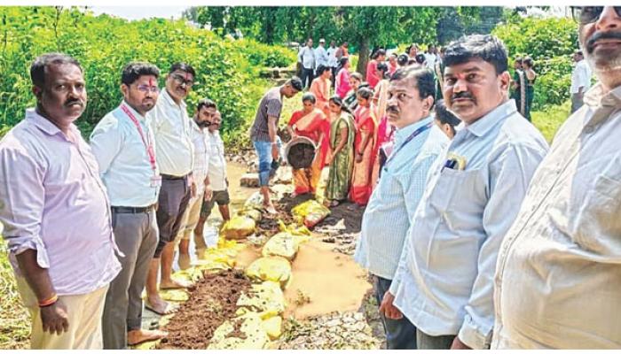 सातारा जिल्हा परिषदेच्या जलसमृद्ध अभियानाला खटाव तालुक्यात उत्स्फूर्त प्रतिसाद; दुष्काळमुक्तीसाठी विविध कामांना गावागावांत वेग