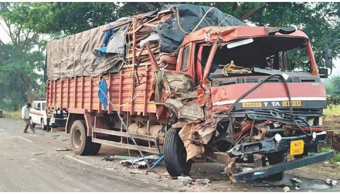 पाचवड ते वाई मार्गावर कुंभारवाडी गावच्या हद्दीत गॅसच्या ट्रकचा अपघात; ट्रक व टाटा टेम्पोची धडक, दोन्ही चालक जखमी