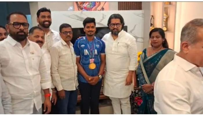 साहिल जाधवने सातार्&zwj;याचे नाव सातासमुद्रापार झळकावले - ना. शिवेंद्रसिंहराजे; सुवर्णपदक विजेत्या साहिलचा केला सन्मान