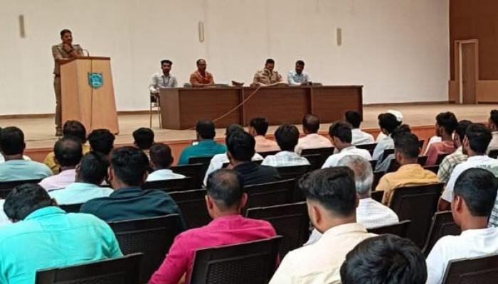 नवरात्रोत्सवात कायदा-सुव्यवस्थेसाठी 'शांतता, शिस्त व सुरक्षितते'ची त्रिसूत्री पाळण्याचे आवाहन; सातारा तालुका पोलिसांकडून मंडळे व ग्रामप्रमुखांची बैठक