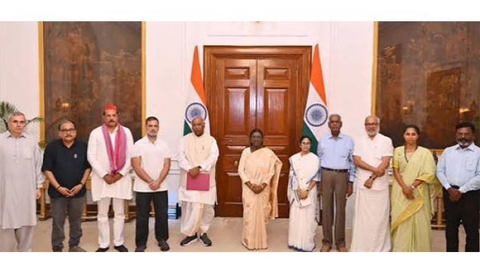 राष्ट्रपतींनी मतचोरीचे आरोप फेटाळले नाहीत, उलट मागितले पुरावे; राहुल गांधींचा मोठा दावा, मुख्य निवडणूक आयुक्त ज्ञानेश कुमारांच्या राजीनाम्याचीही केली मागणी