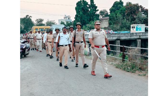 नवरात्रोत्सवाच्या पार्श्वभूमीवर रहिमतपूर पोलीस दल सज्ज; &lsquo;दंगा काबू रंगीत तालीम&rsquo; व शहरातून रूट मार्च
