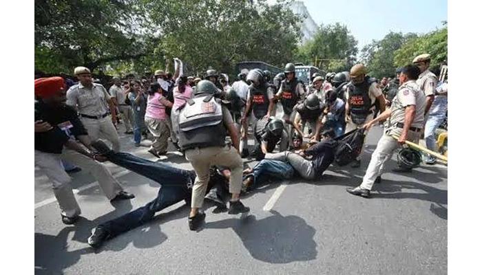 दिल्लीत कॉकरोच जनता पार्टीचे आंदोलन दुसऱ्या दिवशीही सुरू; घोषणाबाजी करत जंतरमंतरच्या दिशेने कूच, १०० हून अधिक जणांना घेतले ताब्यात