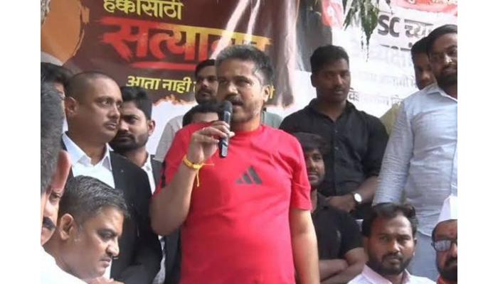 एमपीएससीच्या विद्यार्थ्यांना भेटा, आंदोलनाबाबत ठोस निर्णय घ्या; रोहित पवार आक्रमक, अध्यक्षांना हटवण्याच्या मागणीवर विद्यार्थी ठाम