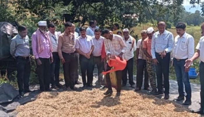 दुष्काळी परिस्थितीत पशुधनासाठी सकस चारा व्यवस्थापनाबाबत काळोशी येथे प्रात्यक्षिक व मार्गदर्शन कार्यक्रम
