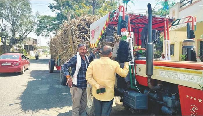 स्वाभिमानी शेतकरी संघटनेने खटावमध्ये रोखली ऊस वाहतूक; दराचा प्रश्न मार्गी लागेपर्यंत ऊस कारखान्याला न पाठवण्याचे आवाहन