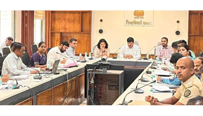 सोयाबीन व खरीप पिकांचे अवशेष न जाळता चारा निर्मिती करा - जिल्हाधिकारी संतोष पाटील; जिल्हाधिकारी कार्यालयातील परिषद सभागृहात टंचाई आढावा बैठक