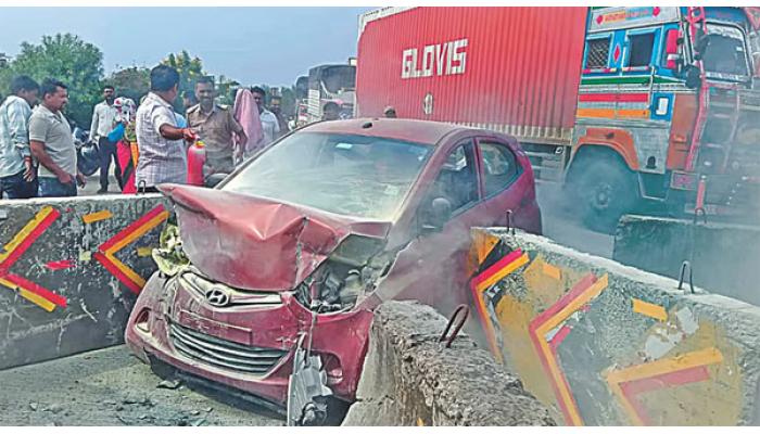 राष्ट्रीय महामार्गावर कोर्टी गावच्या हद्दीत कठड्याला धडकून कार पेटली; तीन जण किरकोळ जखमी