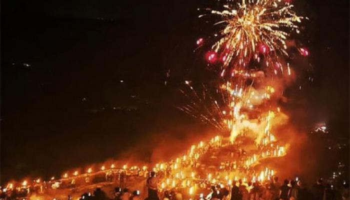 शिवरायांचा जयघोषात ३६७ मशालींच्या तेजाने उजळला ऐतिहासिक प्रतापगड; मशाल महोत्सवासाठी हजारो शिवभक्तांची उपस्थिती