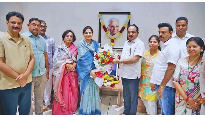 पुणे पदवीधर मतदारसंघाच्या निवडणुकीत डाॅ. स्मिता जाधव यांना मदत करणार : ना. मकरंद पाटील; डॉ. स्मिता जाधव यांच्या शैक्षणिक कार्याचे केले कौतुक