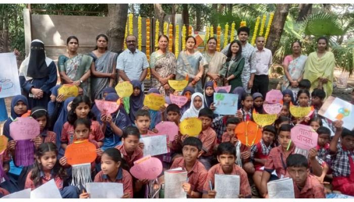 फटाक्यांऐवजी पुस्तकांचा प्रकाश खरा; हिरवाई प्रकल्पाच्या वतीने यंदा &lsquo;पर्यावरणीय दिवाळी&rsquo; साजरी, विद्यार्थ्यांनी शैक्षणिक भेटवस्तू, गोड फराळाचा घेतला आनंद