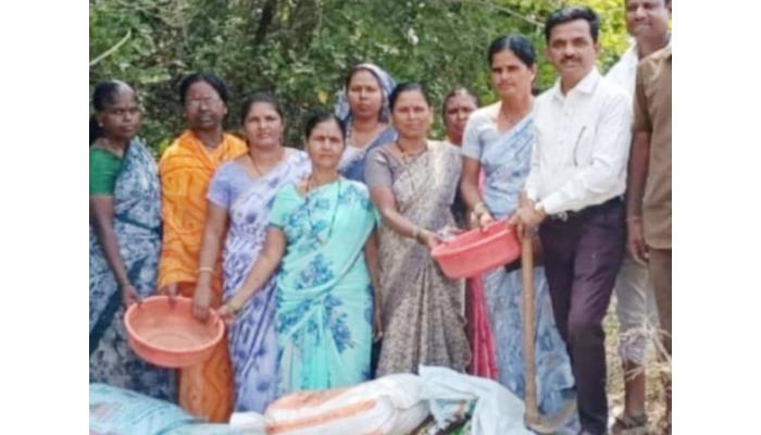दुष्काळी कामांमध्ये महिलांचा सहभाग समाजासाठी अत्यंत प्रेरणादायी : विस्तार अधिकारी यशेंद्र क्षीरसागर, भुरकवडी वनराई बंधाऱ्याच्या कामाचा शुभारंभ