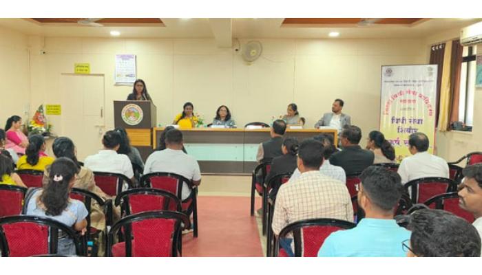 सातारा येथे जागतिक मानसिक आरोग्य दिनानिमित्त कौटुंबिक न्यायालयात 'विवेकी पालकत्व' विषयावर व्याख्यान