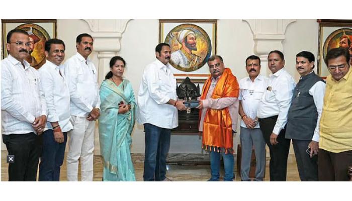 भाजपचे प्रदेशाध्यक्ष रवींद्र चव्हाण यांचे जलमंदिर पॅलेसवर स्वागत; उदयनराजेंकडून शिवरायांचे शिल्प देऊन सत्कार