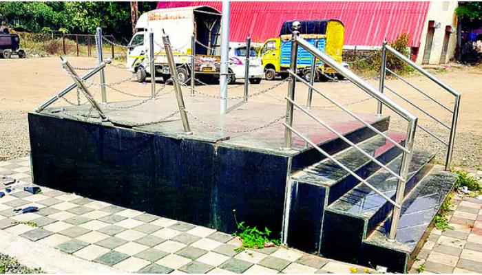 मेढा तहसील कार्यालयातील झेंडावंदन चौथऱ्याची तोडफोड झाल्याचा प्रकार समोर; प्रशासनाच्या देखरेखीबाबत नागरिकांमधून नाराजी