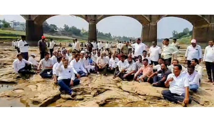 चार दिवसांत नदी प्रवाही न झाल्यास कोयना धरणाचे उघडू; राजू शेट्टी यांचा इशारा;भिलवडी येथे कृष्णा नदीपात्रात सर्वपक्षीय आंदोलन