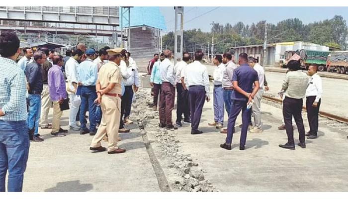 सातारा रेल्वे स्थानकातील कामांवरून अधिकारी-ठेकेदारांत खडाजंगी; विभागीय व्यवस्थापकांनी अधिकारी-ठेकेदारांची घेतली चांगलीच झाडाझडती